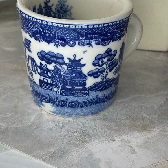 VTG Blue Willow country theme pattern coffee mug. - Picture 6 of 8